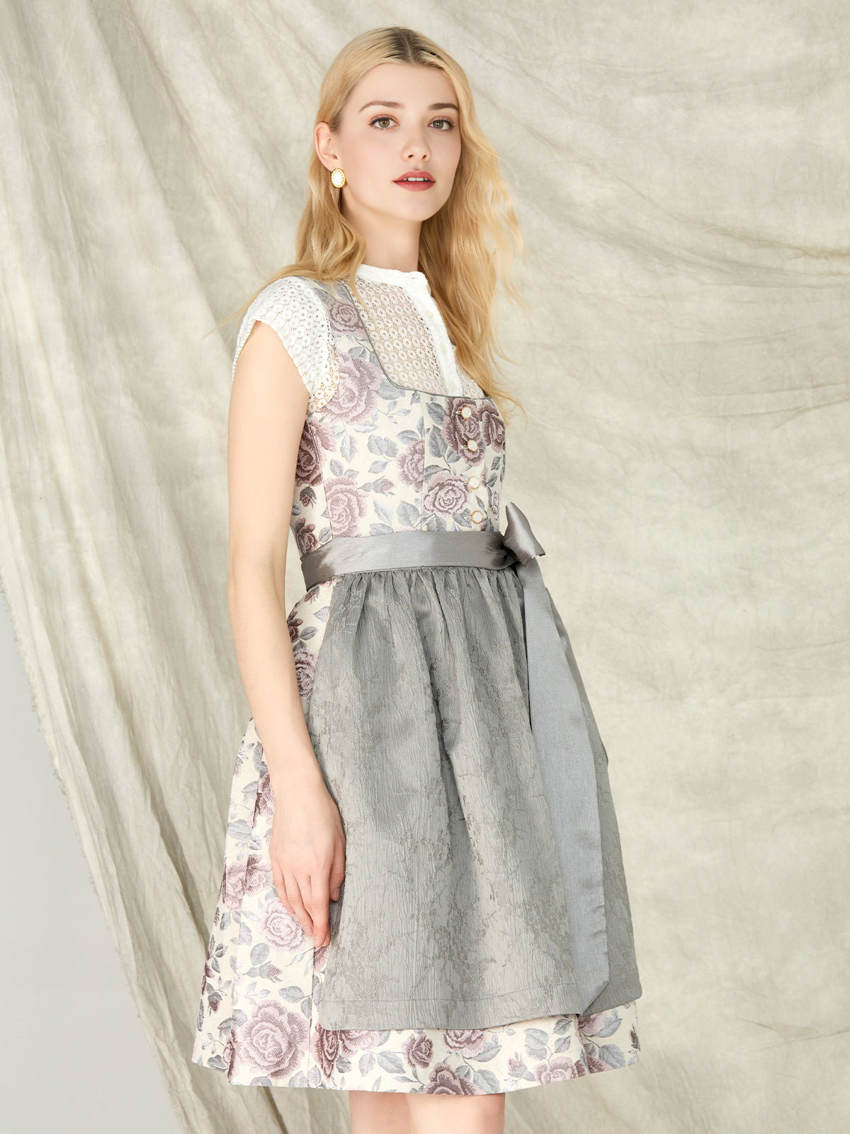 2025 Dirndl trends: How combine tradition and street style for 150cm small